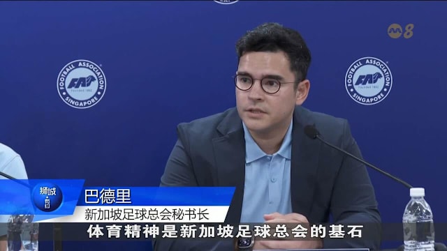 莱奥头发被拽找阿切尔比理论，后者：敢再指我就掰断你手指头